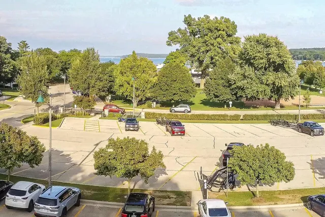 $1,649,000 | 231 3rd Avenue, Unit 18, Fontana, WI 53125