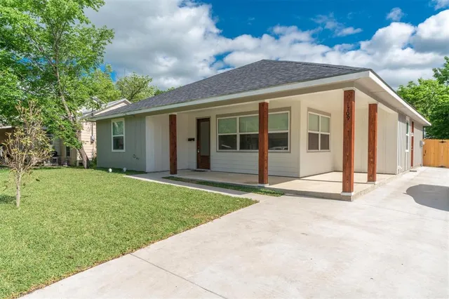 a view of a house with a backyard