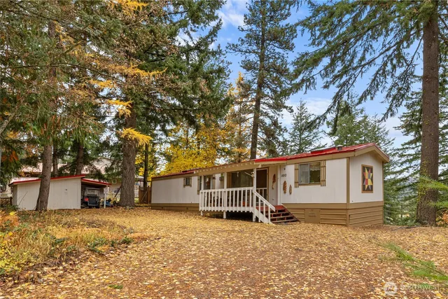 a view of a house with a yard