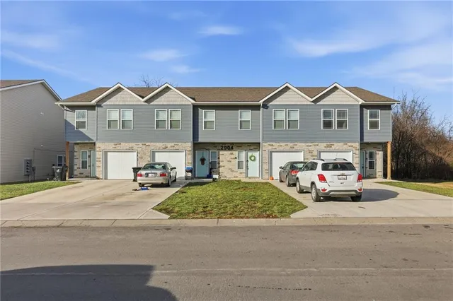 $830,000 | 2904 South Harvard Avenue, Independence, MO 64052