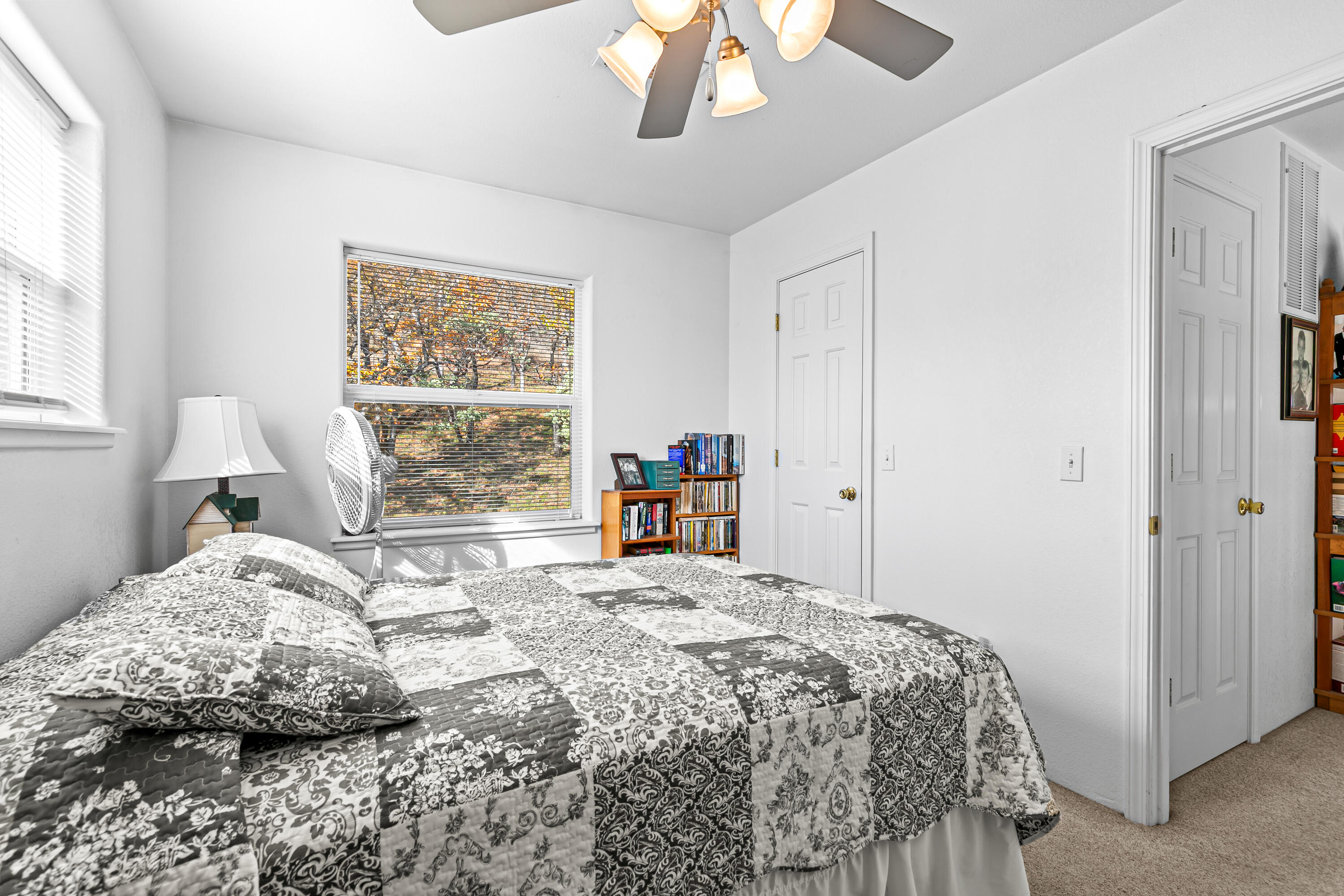 5977 Dark Hollow Road Medford, OR 97501 - Photo 11 of 38 9R9A9863