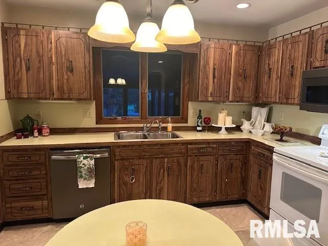 $240,000 | 1322 Cynthia Court, Taylorville, IL 62568