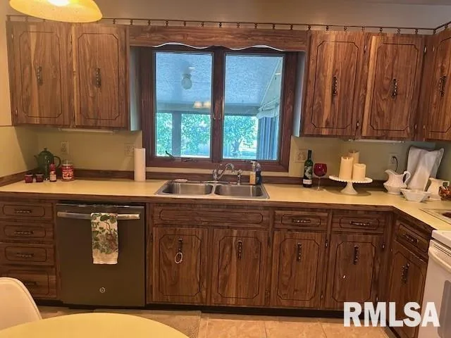 $240,000 | 1322 Cynthia Court, Taylorville, IL 62568