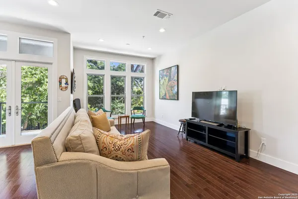 $3,500 | 135 Cedar Street, Unit 105, San Antonio, TX 78210