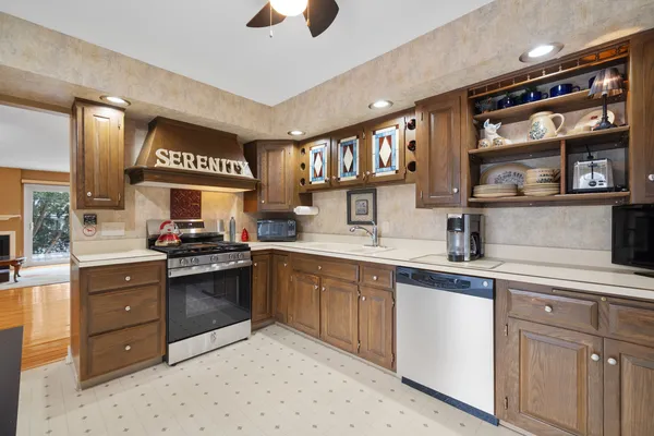 $334,900 | 10 West Windsor Court, Sugar Grove, IL 60554