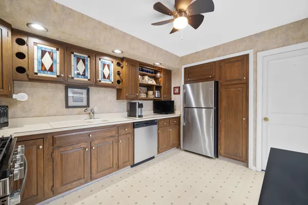 $334,900 | 10 West Windsor Court, Sugar Grove, IL 60554
