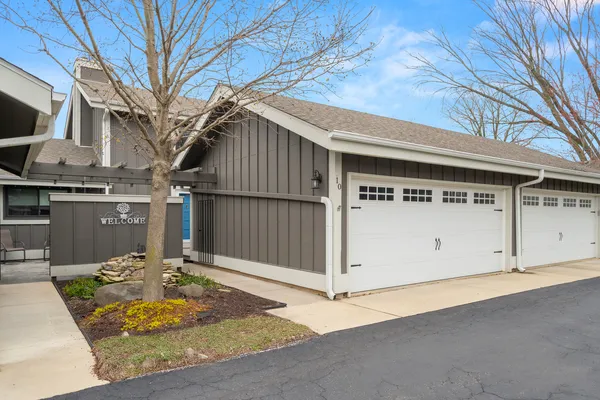 $334,900 | 10 West Windsor Court, Sugar Grove, IL 60554