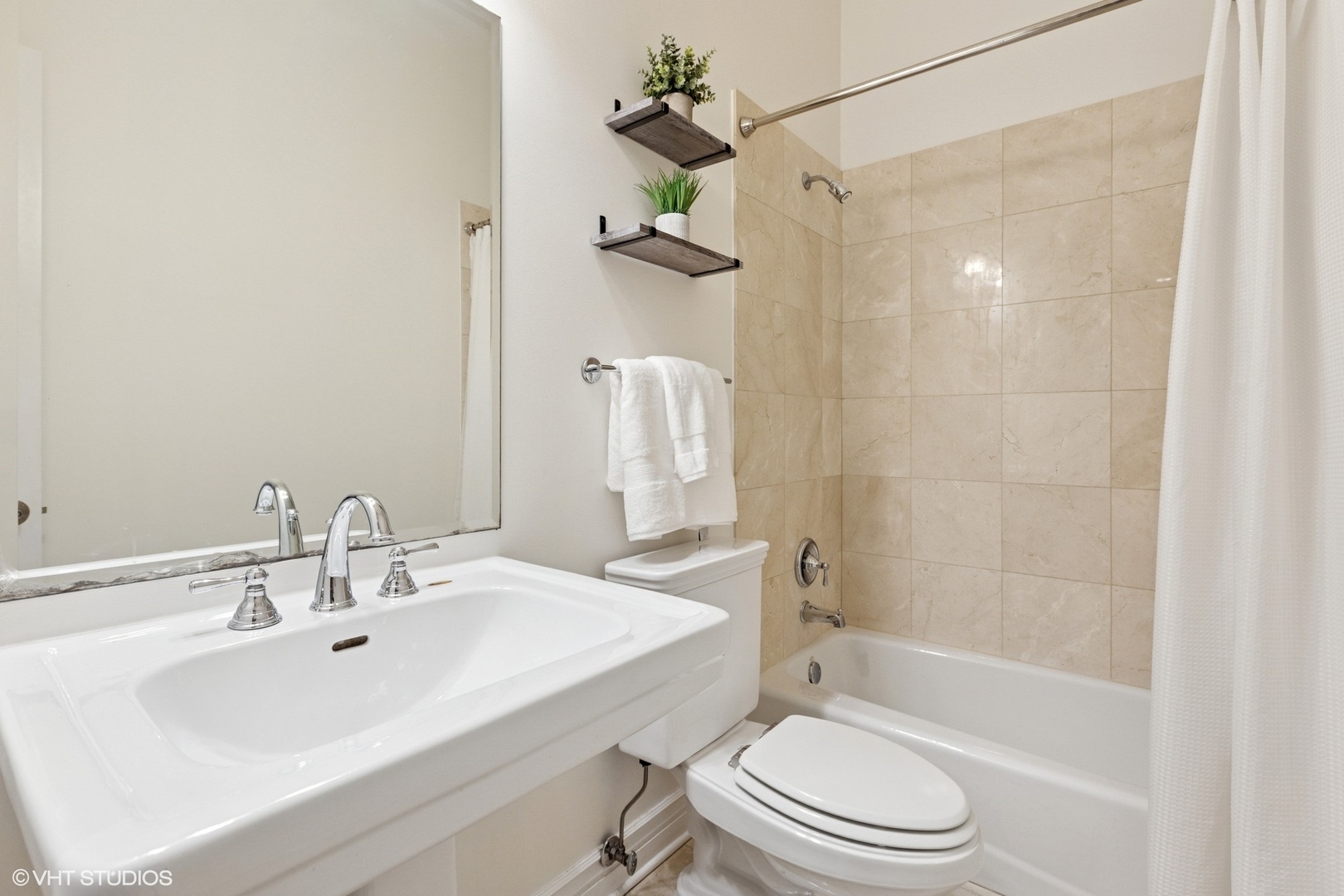 35 South Racine Avenue, Unit 6SE Chicago, IL 60607 - Photo 18 of 26 a bathroom with a sink toilet and shower