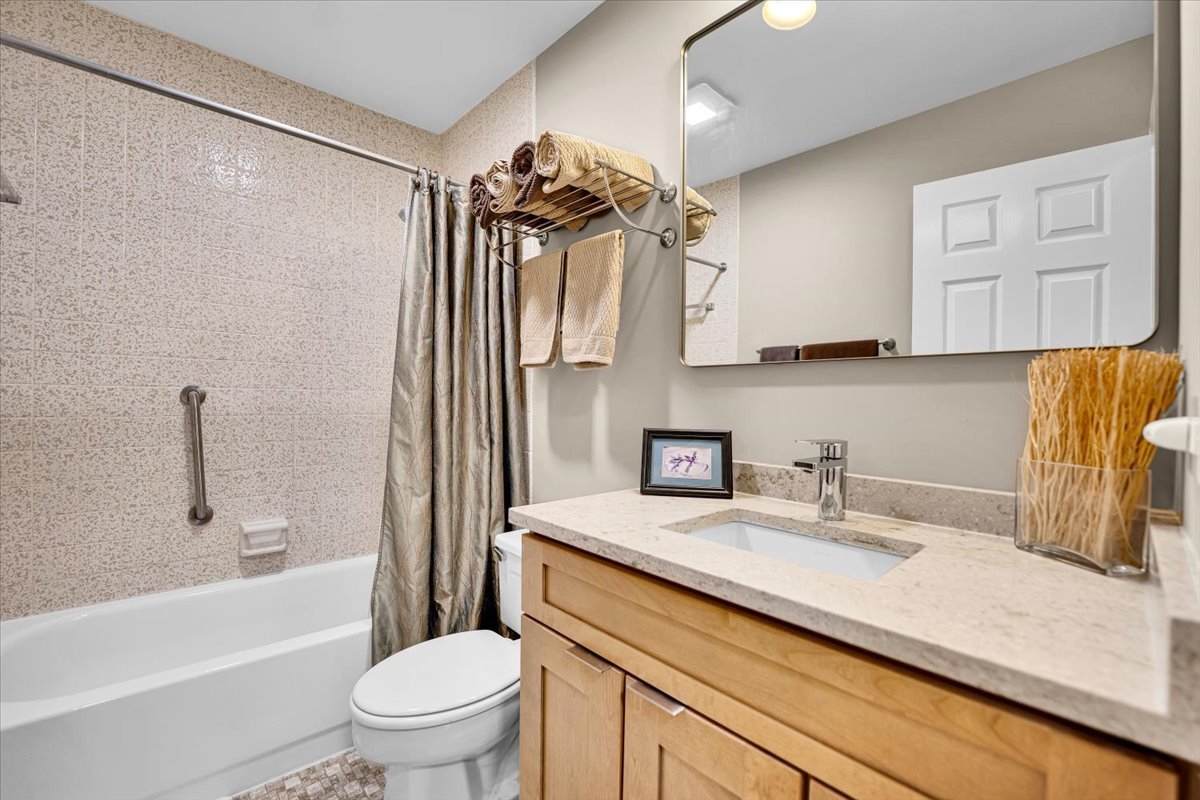 196 Shoreline Road Lake Barrington, IL 60010 - Photo 15 of 33