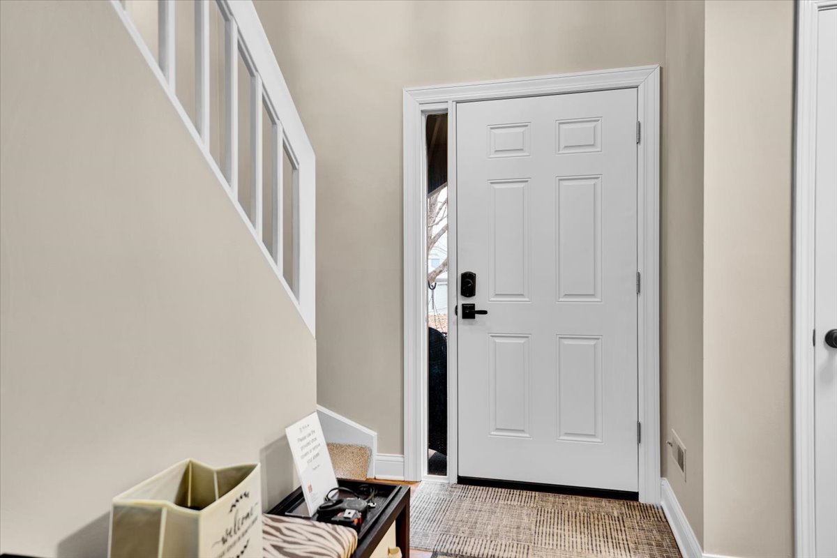 196 Shoreline Road Lake Barrington, IL 60010 - Photo 3 of 33