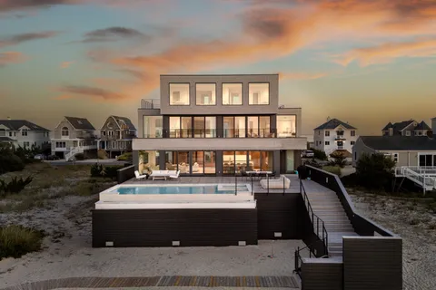 $9,750,000 | 780 Dune Road, Westhampton Beach, NY 11978