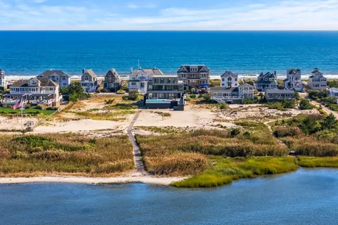$9,750,000 | 780 Dune Road, Westhampton Beach, NY 11978