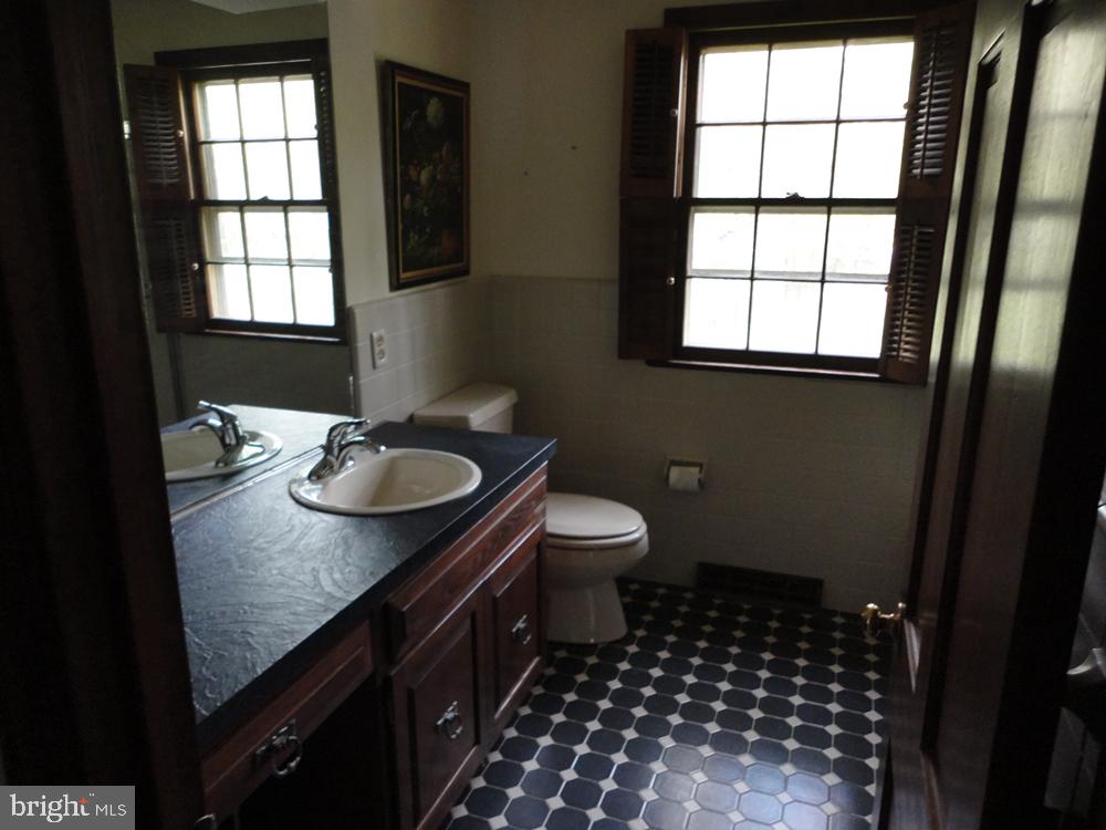 203 Hackney Circle Wilmington, DE 19803 - Photo 25 of 27 Hall Bath