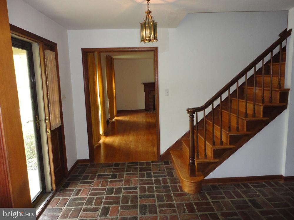 203 Hackney Circle Wilmington, DE 19803 - Photo 9 of 27 Foyer