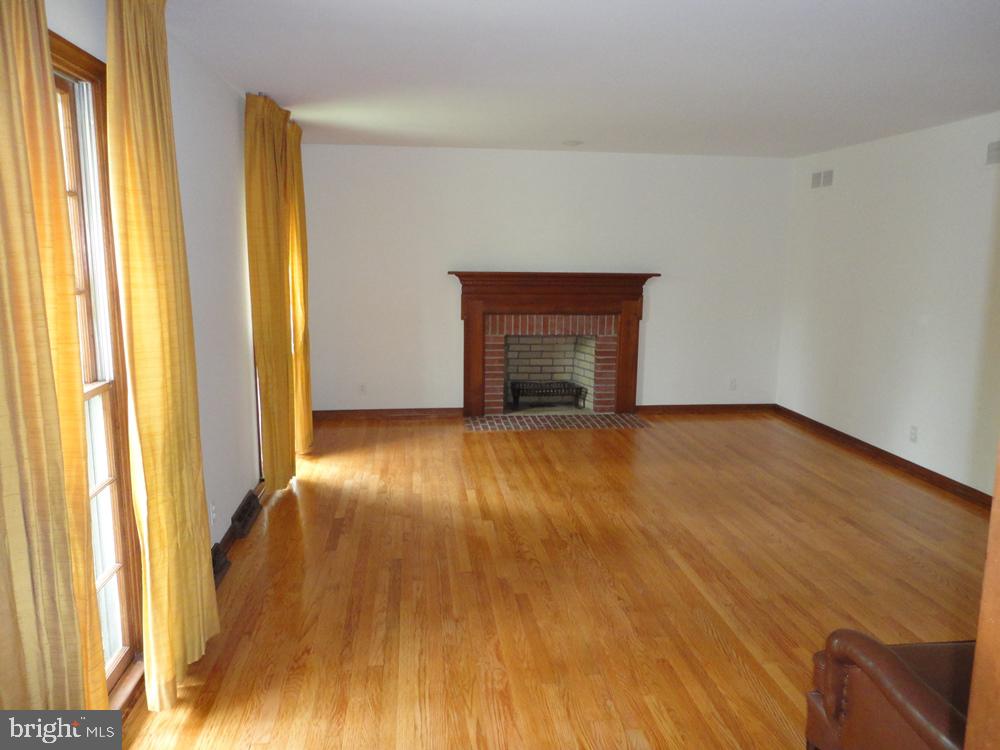 203 Hackney Circle Wilmington, DE 19803 - Photo 10 of 27 Living Room