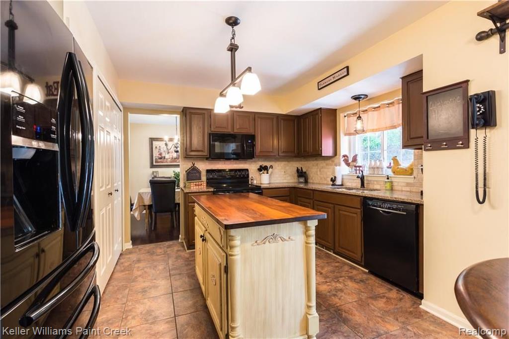 416 Ivy Wood Court Rochester Hills, MI 48307 - Photo 9 of 32