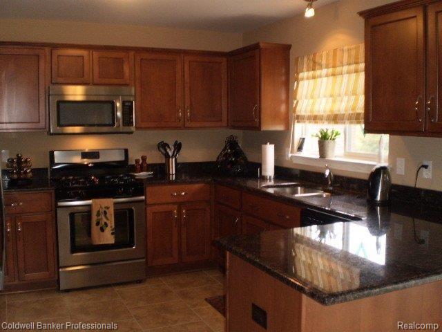 47659 Gloede Road Macomb, MI 48044 - Photo 3 of 15 Large Kitchen