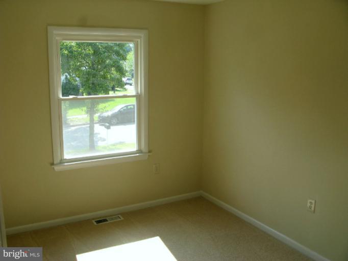 5618 Westgate Road Lanham, MD 20706 - Photo 5 of 17 a small space with a window