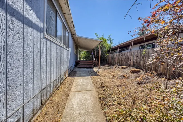 a view of backyard with pathway