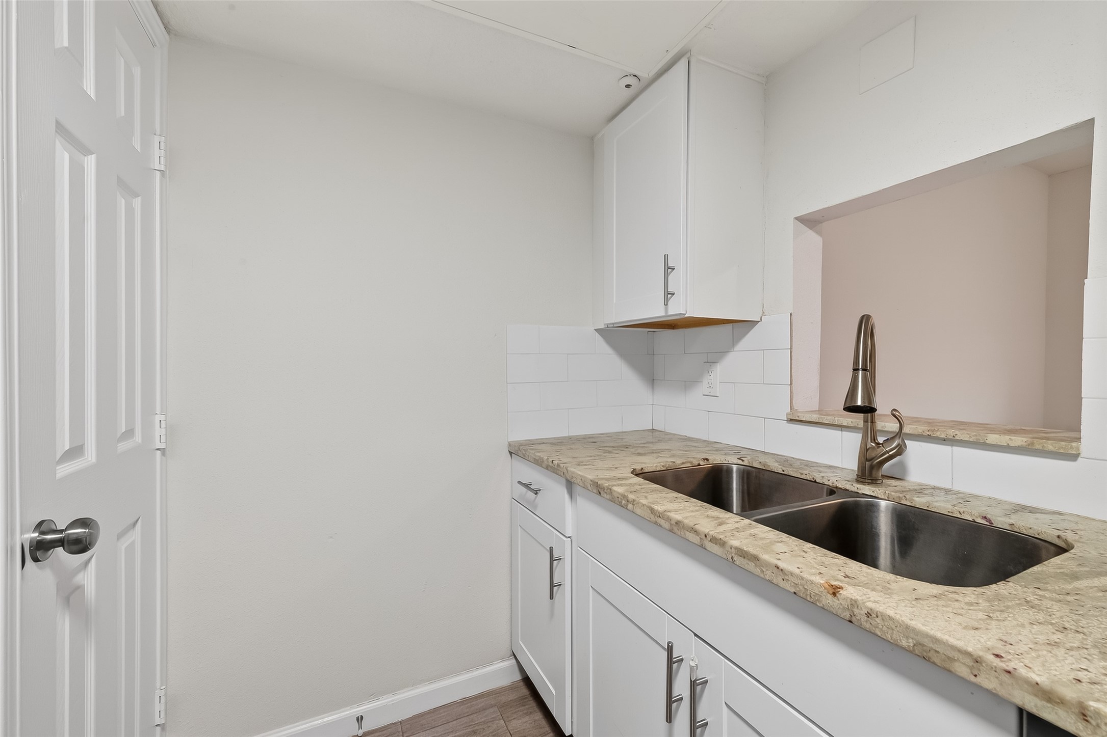 811 Threadneedle Street, Unit 258 Houston, TX 77079 - Photo 17 of 39 a kitchen with a sink and cabinets