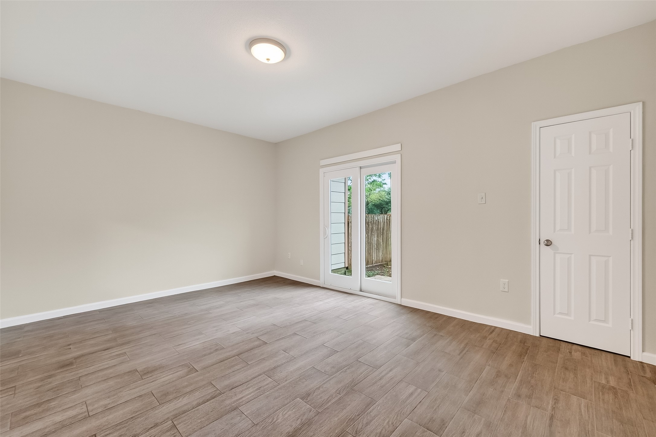 811 Threadneedle Street, Unit 258 Houston, TX 77079 - Photo 22 of 39 a view of an empty room with wooden floor and a window