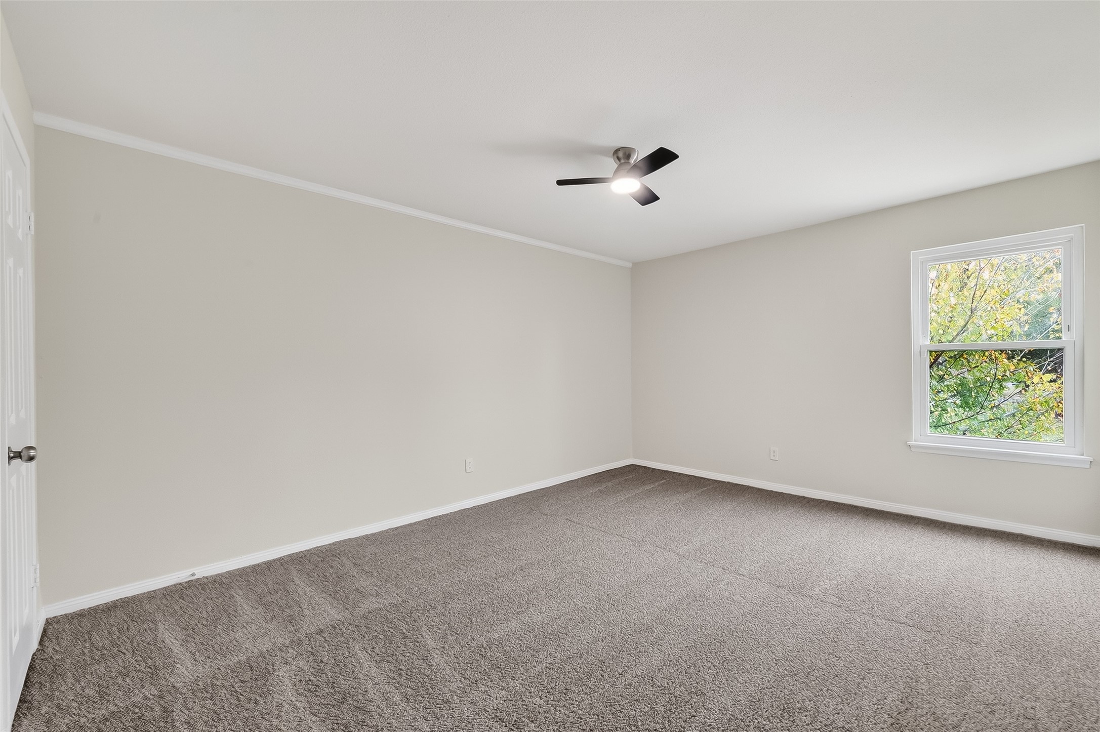 811 Threadneedle Street, Unit 258 Houston, TX 77079 - Photo 28 of 39 an empty room with a window and a ceiling fan