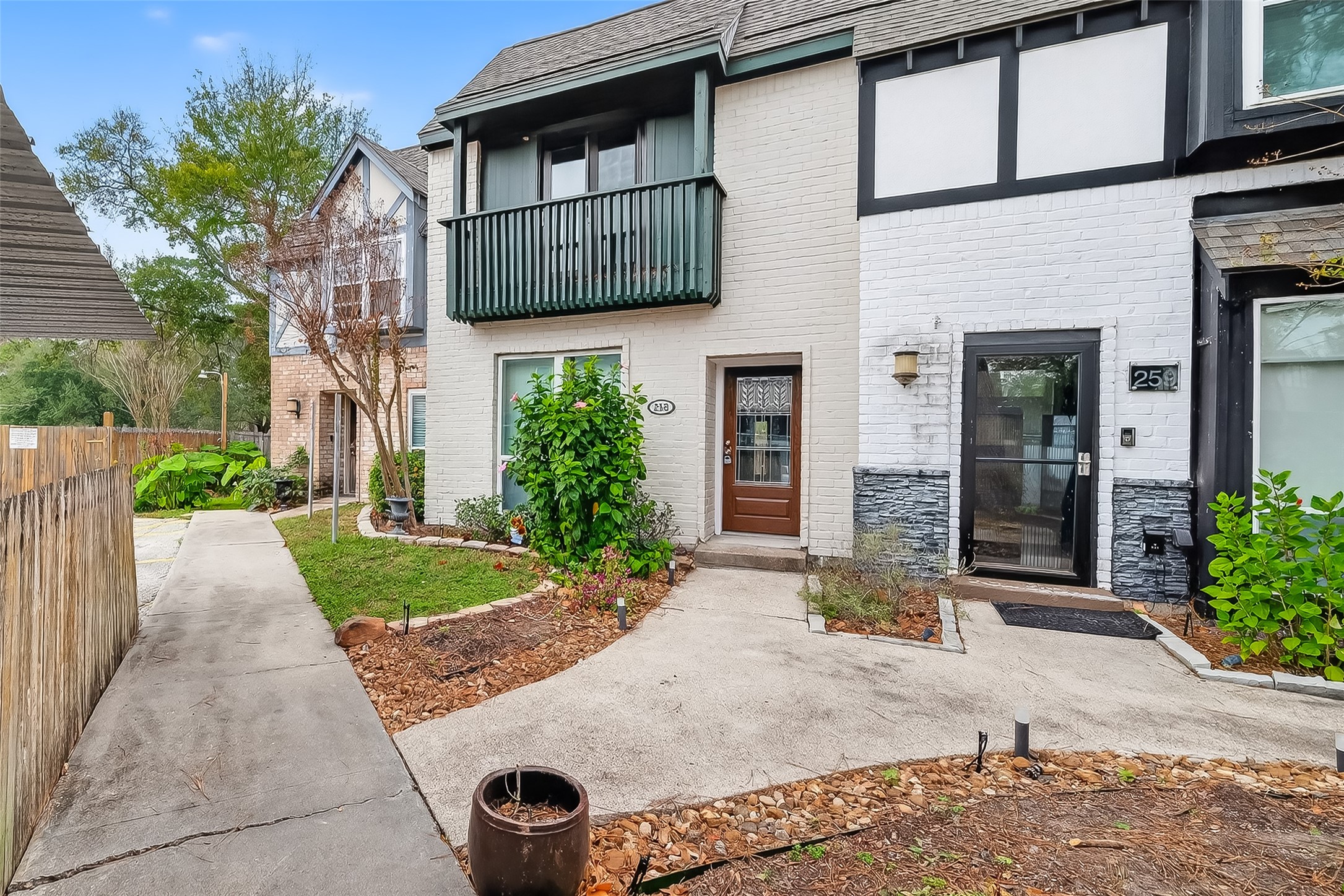 811 Threadneedle Street, Unit 258 Houston, TX 77079 - Photo 3 of 39 a front view of a house with garden