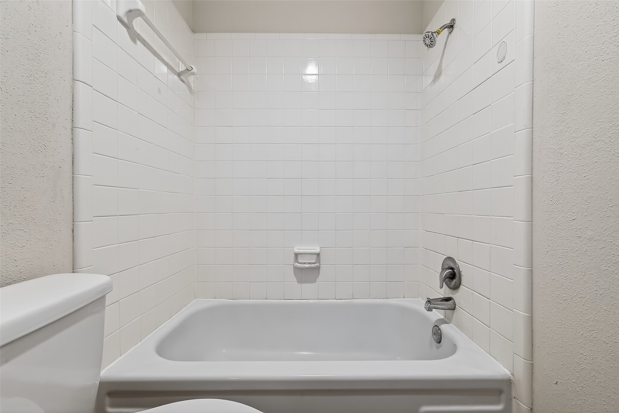 811 Threadneedle Street, Unit 258 Houston, TX 77079 - Photo 31 of 39 a bathroom with a bathtub