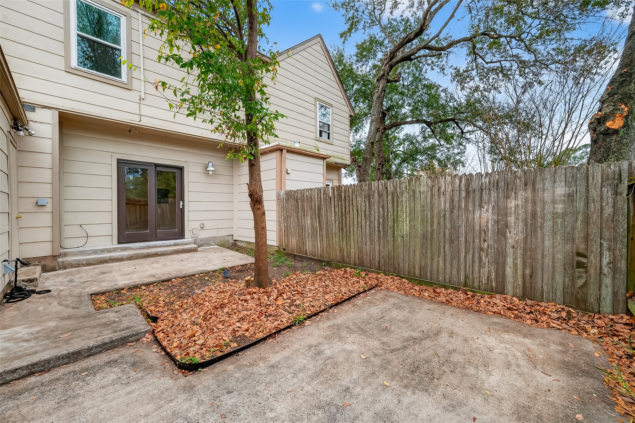811 Threadneedle Street, Unit 258 Houston, TX 77079 - Photo 32 of 39 a view of a backyard with wooden fence
