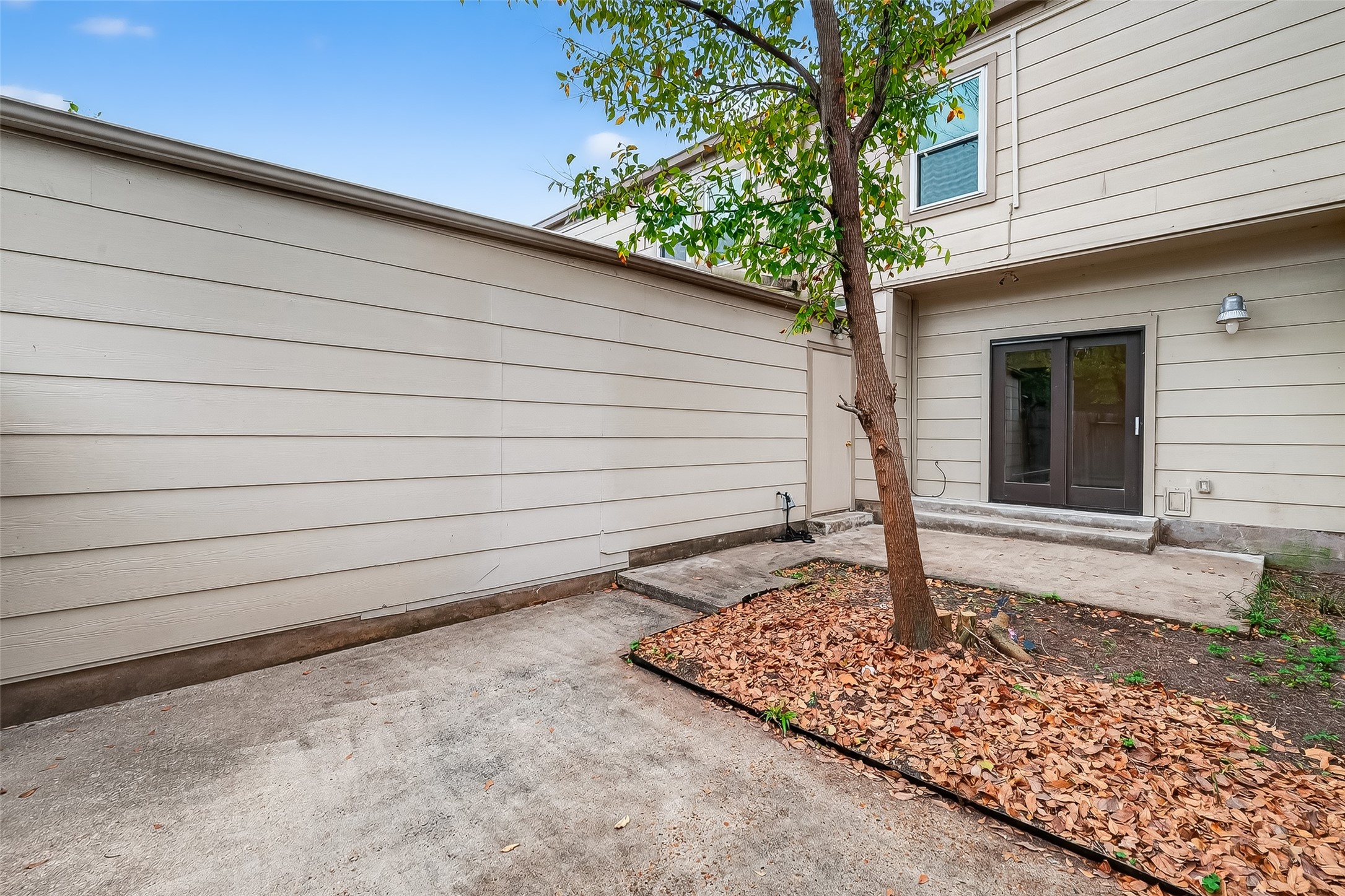 811 Threadneedle Street, Unit 258 Houston, TX 77079 - Photo 33 of 39 a front view of a house