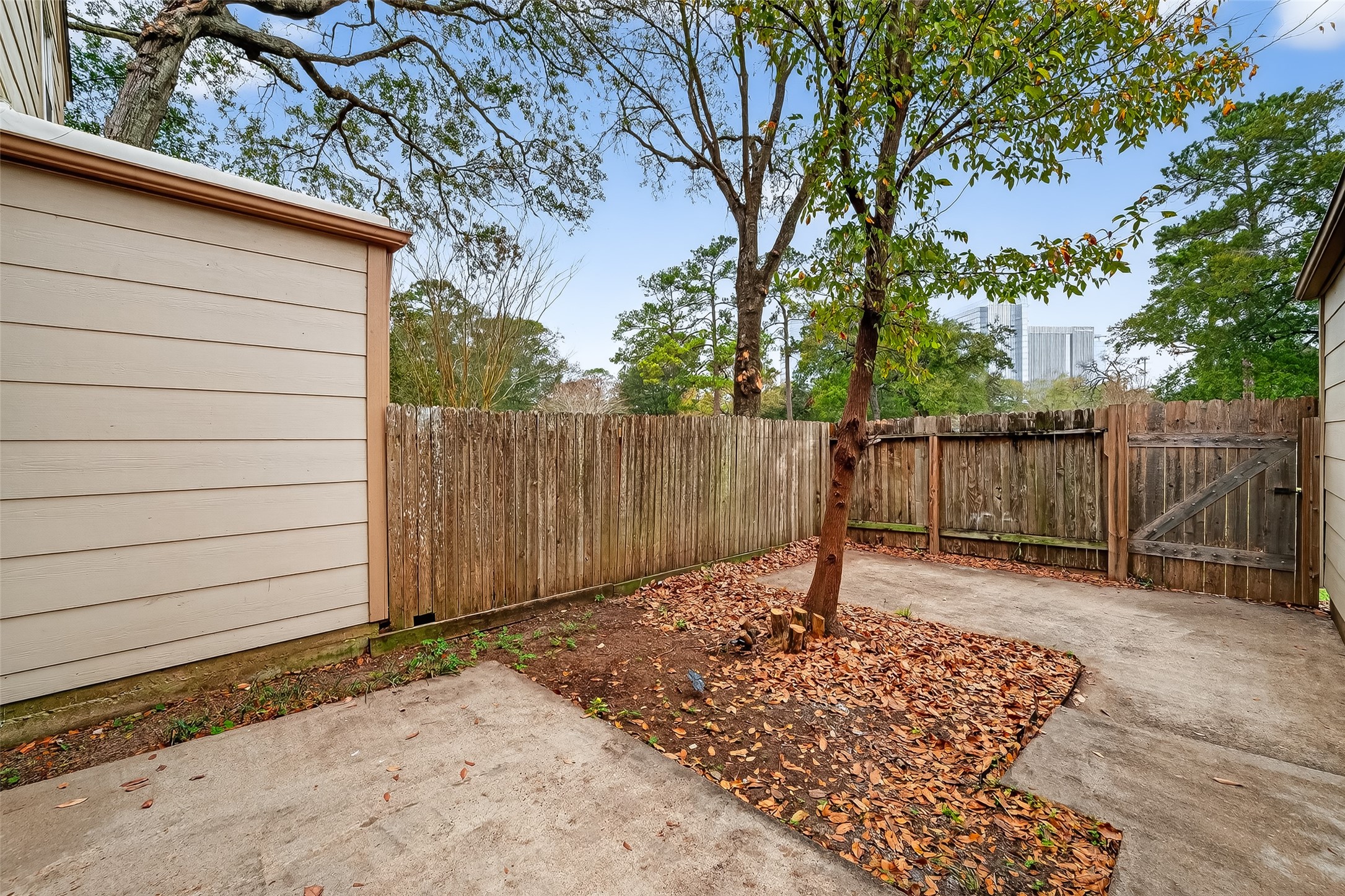 811 Threadneedle Street, Unit 258 Houston, TX 77079 - Photo 34 of 39 a backyard of a house with table and chairs