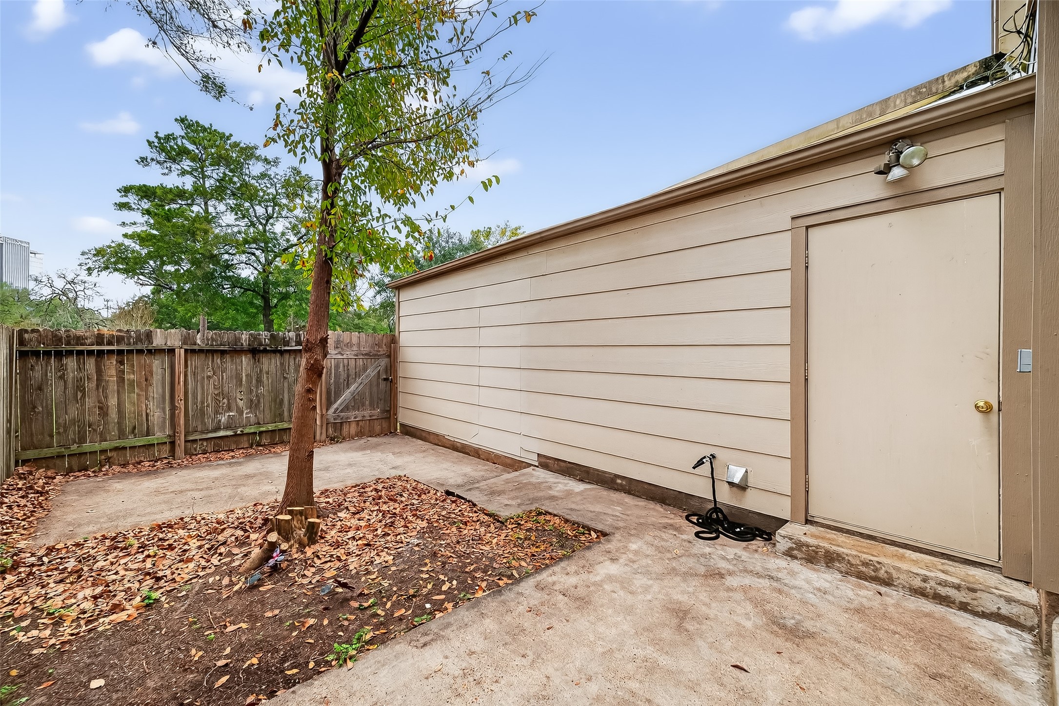 811 Threadneedle Street, Unit 258 Houston, TX 77079 - Photo 35 of 39 a backyard of a house
