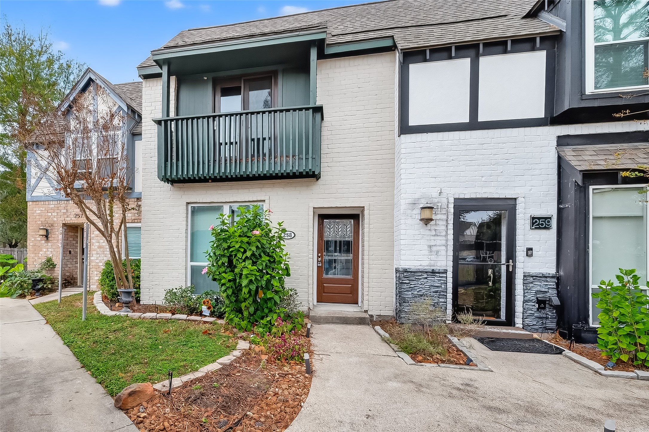 811 Threadneedle Street, Unit 258 Houston, TX 77079 - Photo 4 of 39 a front view of a house with garden