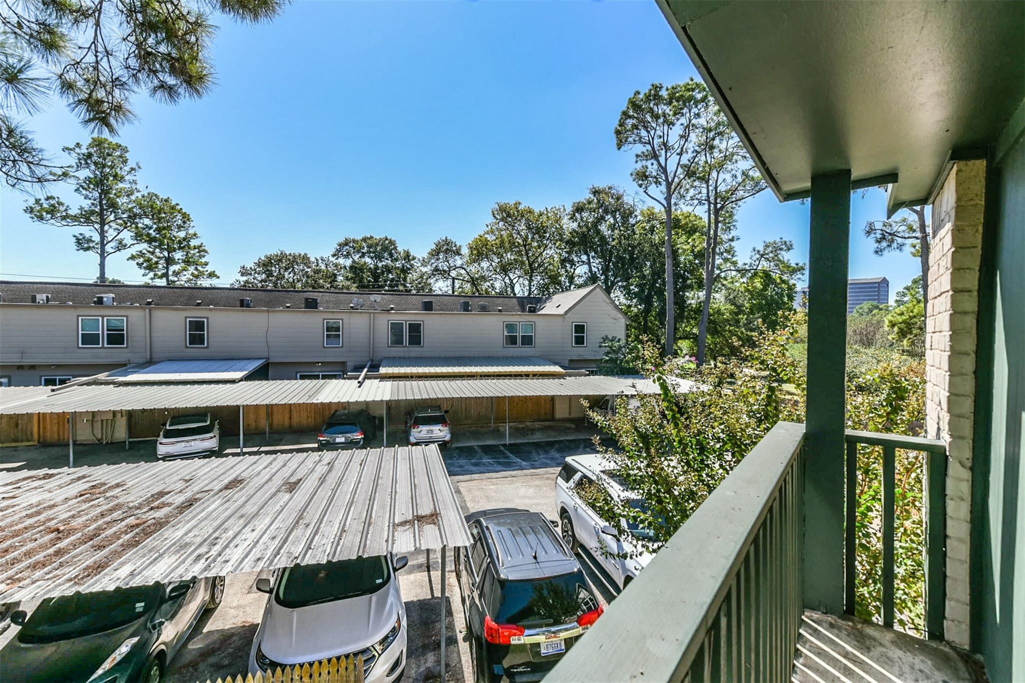 811 Threadneedle Street, Unit 258 Houston, TX 77079 - Photo 6 of 39 a balcony with wooden floor and furniture