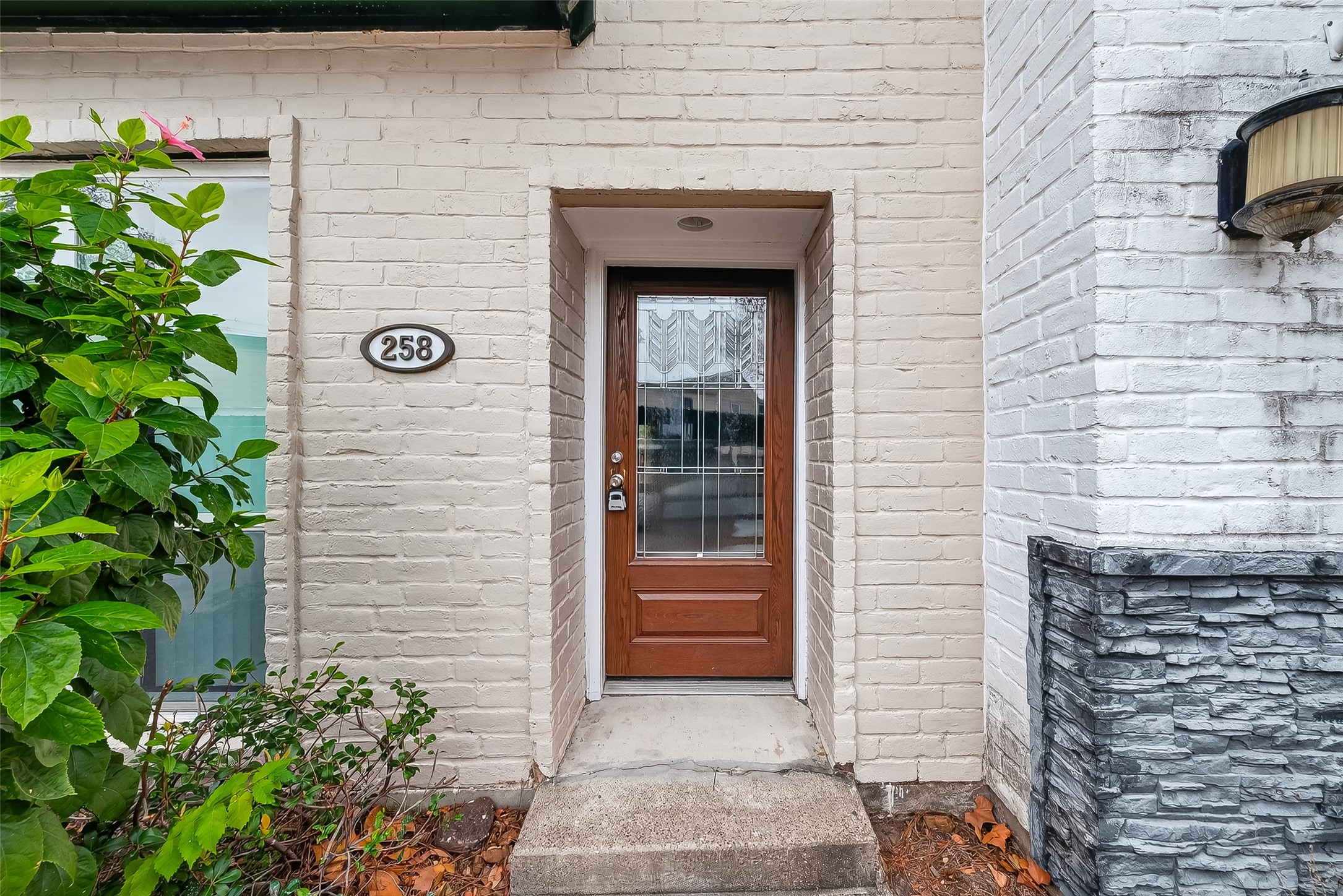811 Threadneedle Street, Unit 258 Houston, TX 77079 - Photo 7 of 39 a front view of a house with a yard