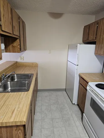 $698 | 1757 4th Avenue, Unit 9, Windom, MN 56101