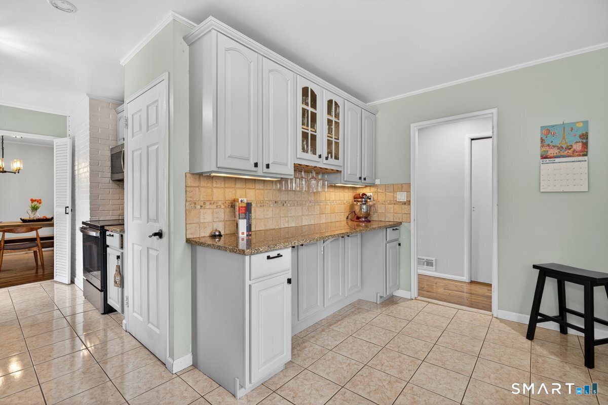 131 Clay Hill Road Stamford, CT 06905 - Photo 2 of 32