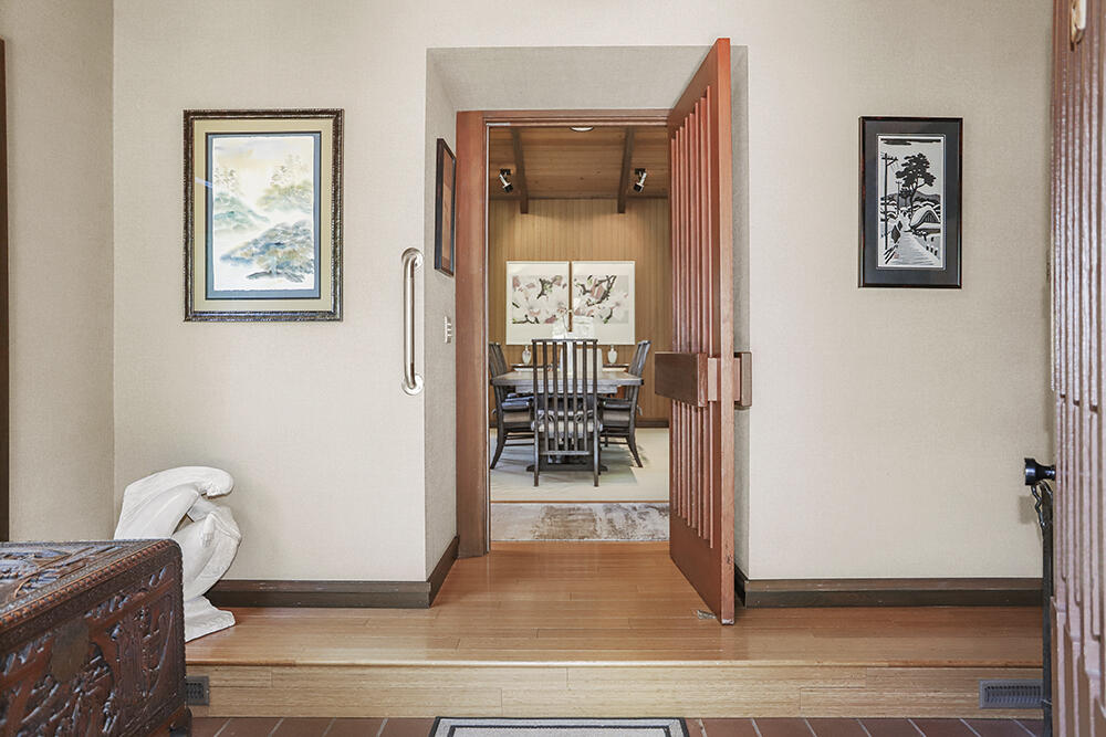 4990 Upper River Road Grants Pass, OR 97526 - Photo 3 of 54 Entry/Mud Room