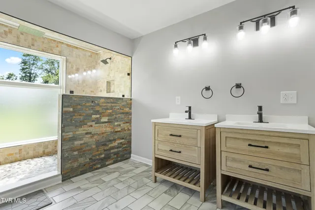 $379,000 | 10114 Hayters Gap Road, Abingdon, VA 24210