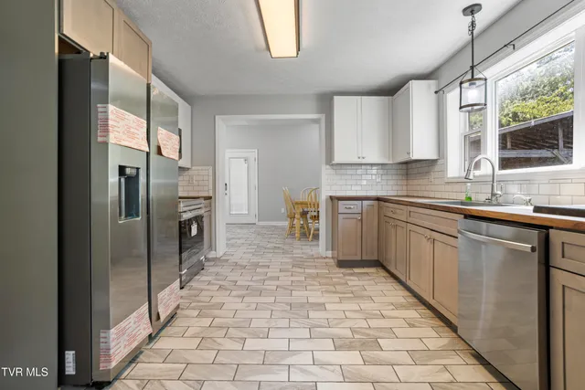 $379,000 | 10114 Hayters Gap Road, Abingdon, VA 24210