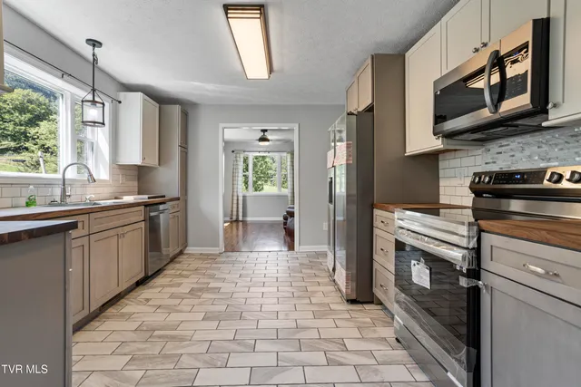 $379,000 | 10114 Hayters Gap Road, Abingdon, VA 24210