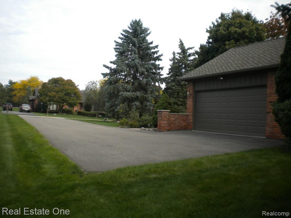 36615 Valley Ridge Drive Farmington, MI 48331 - Photo 8 of 51 pics 101414 incl valley ridge 389.jpg
