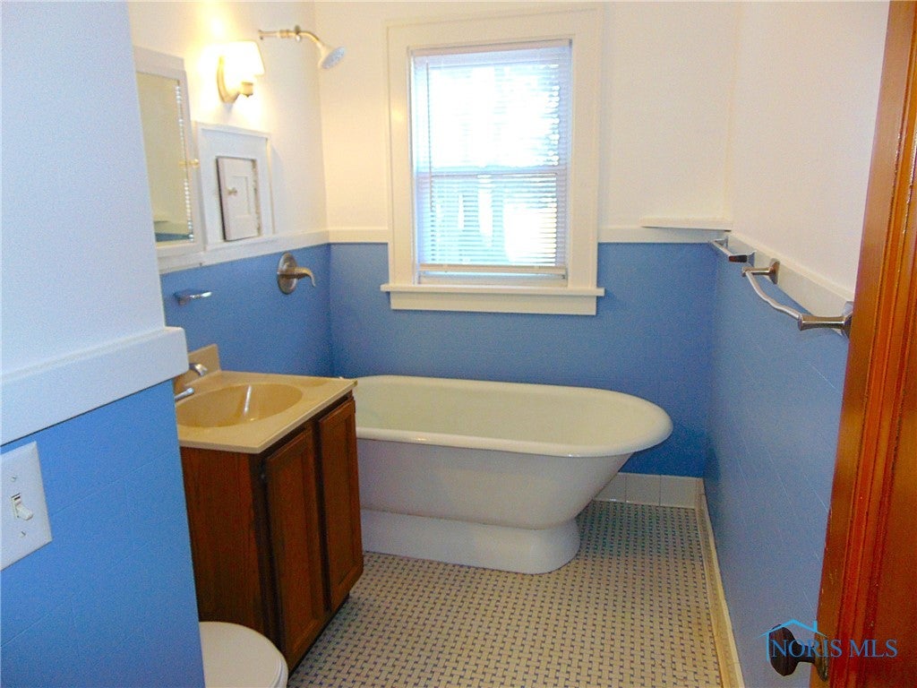 3040 Gradwohl Road Toledo, OH 43617 - Photo 19 of 34 Bath