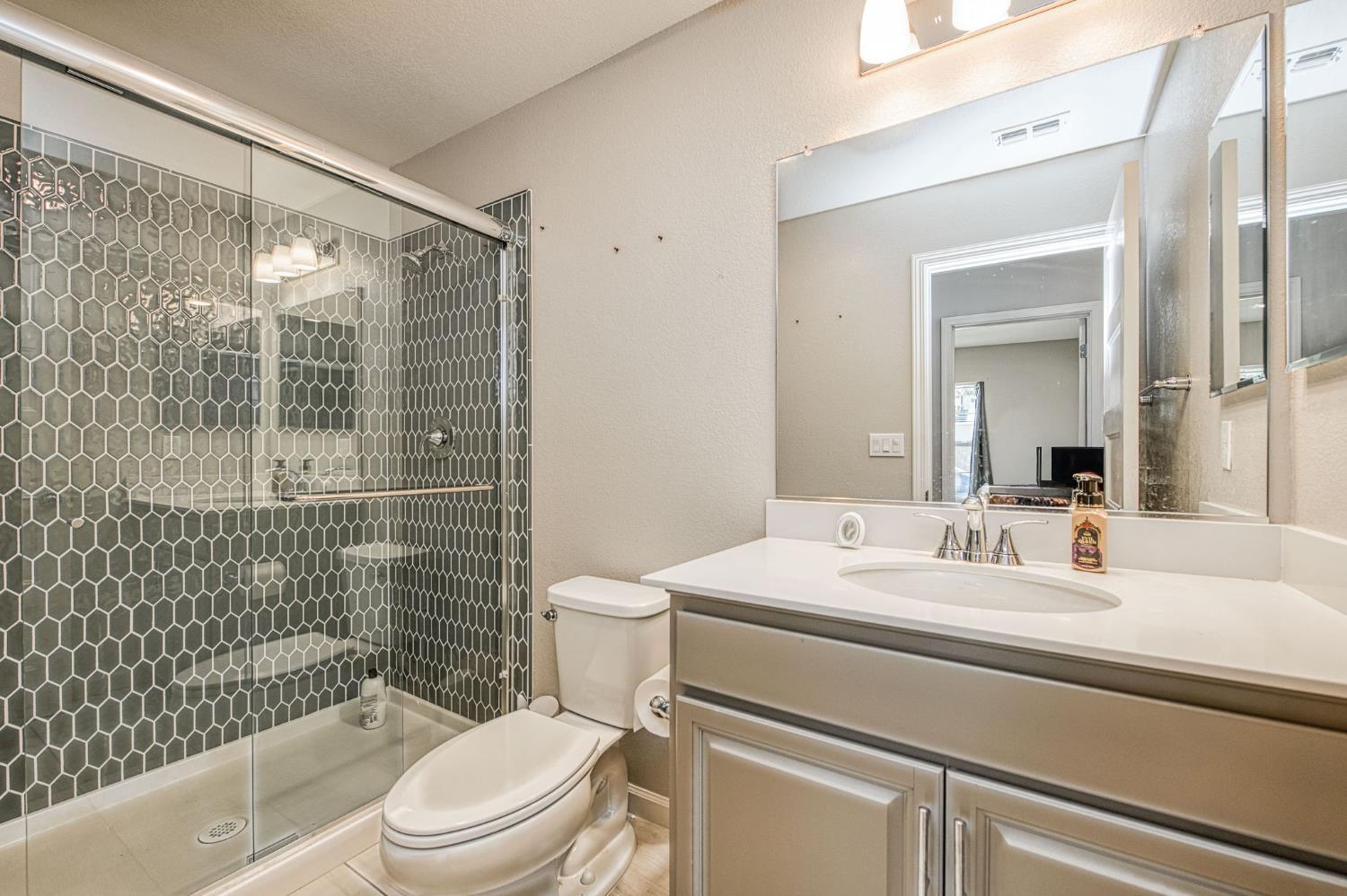 987 North Filbert Avenue Fresno, CA 93727 - Photo 6 of 38 downstairs bath
