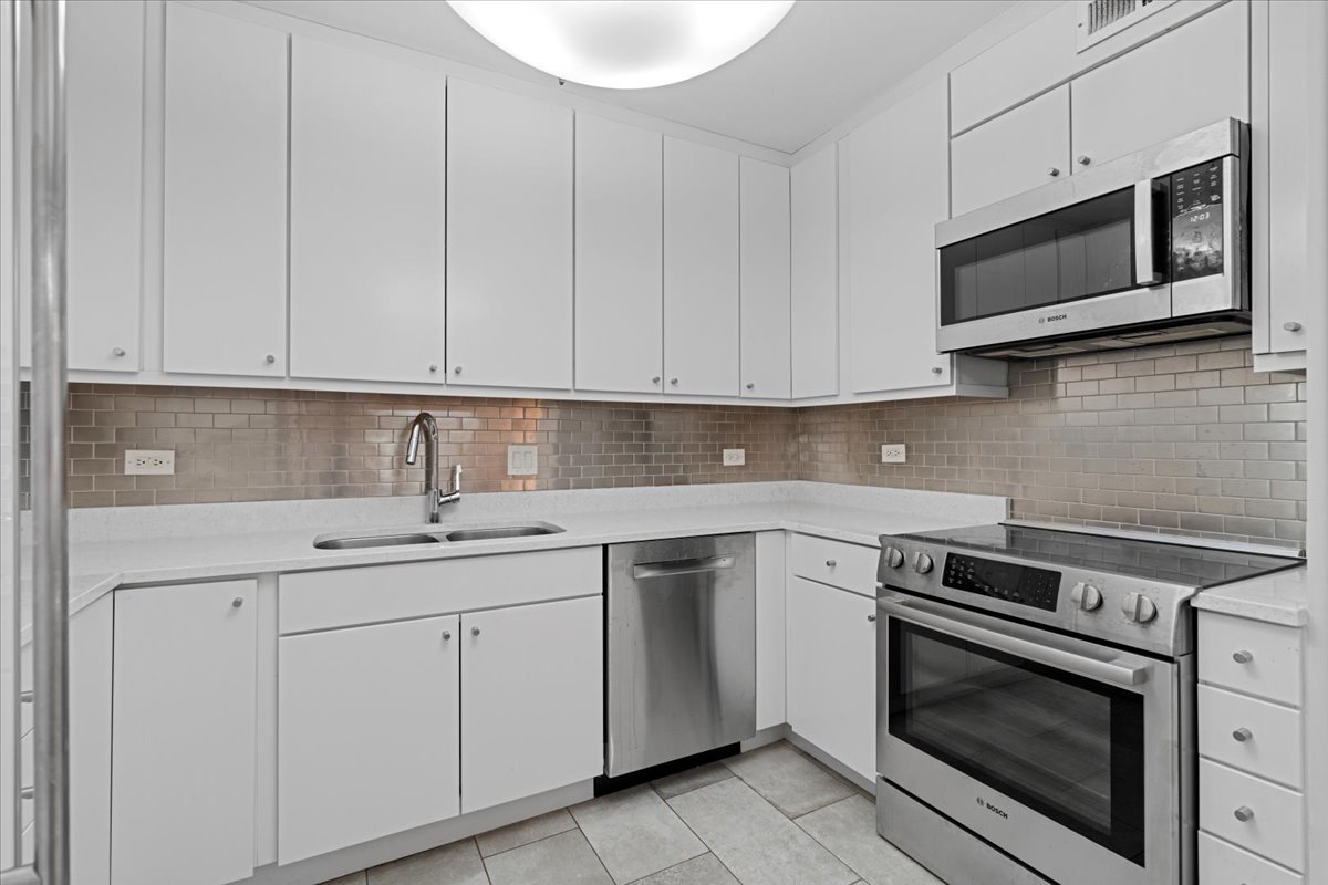 100 East Bellevue Place, Unit 25C Chicago, IL 60611 - Photo 13 of 24