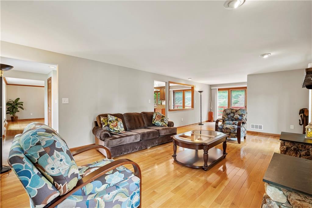 471 Manordale Road Pittsburgh, PA 15241 - Photo 4 of 37 Gallery Image 4