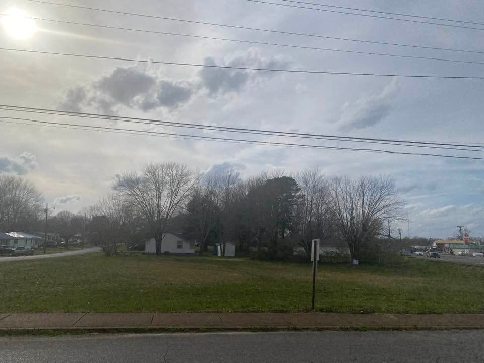 8 South Walnut Street Hohenwald, TN 38462 - Photo 3 of 7 a view of a yard