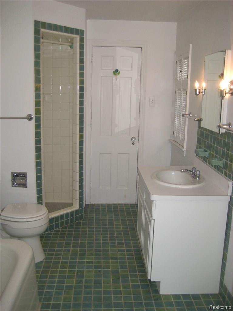 121 Lewiston Road Grosse Pointe, MI 48236 - Photo 11 of 14 IMG_1232.JPG