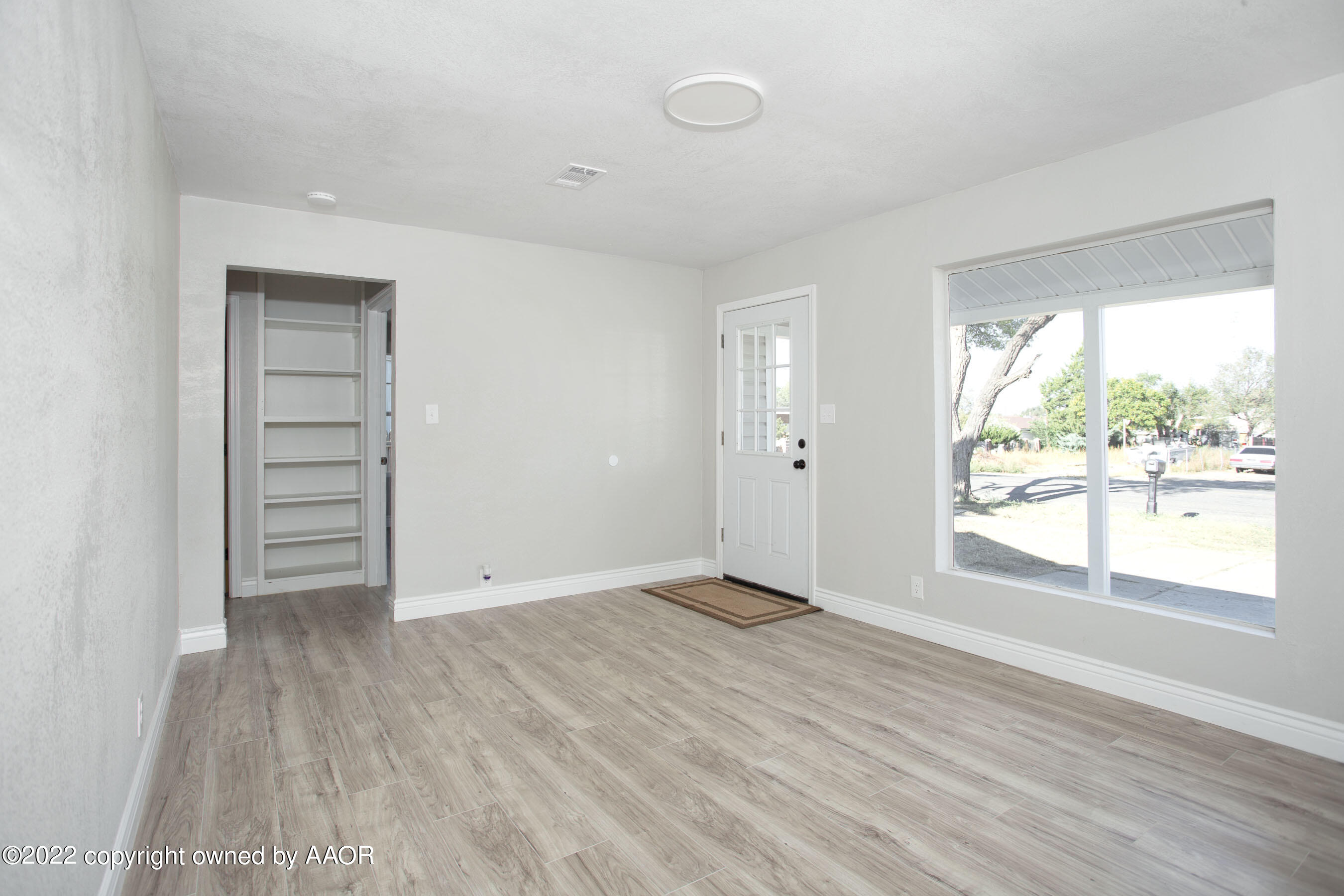 2710 Ridgemere Boulevard Amarillo, TX 79107 - Photo 2 of 20 Living Room - View 1