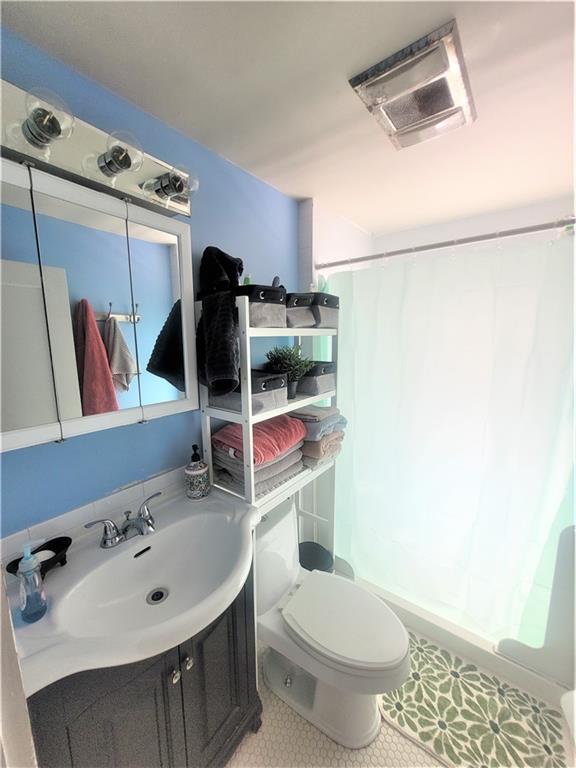 263 Robinson Street Pittsburgh, PA 15213 - Photo 13 of 21 a bathroom with a sink toilet and shower